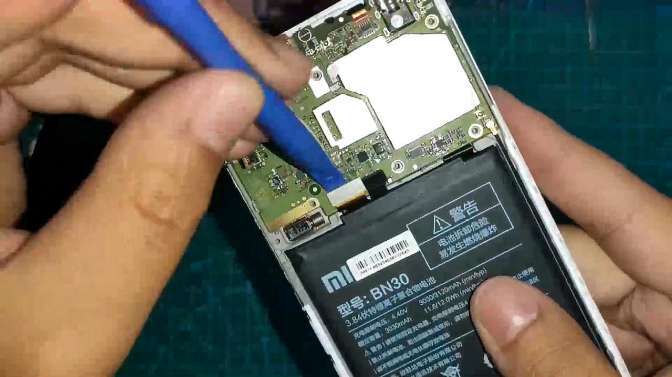 红米4a怎么拆后盖更换电池
