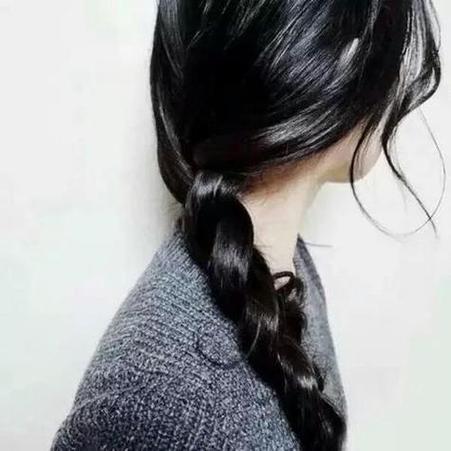 扎辫子的女生头像