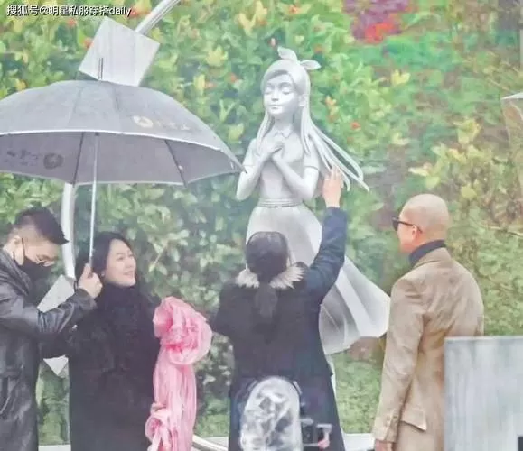 周渝民等人现身大S雕像现场