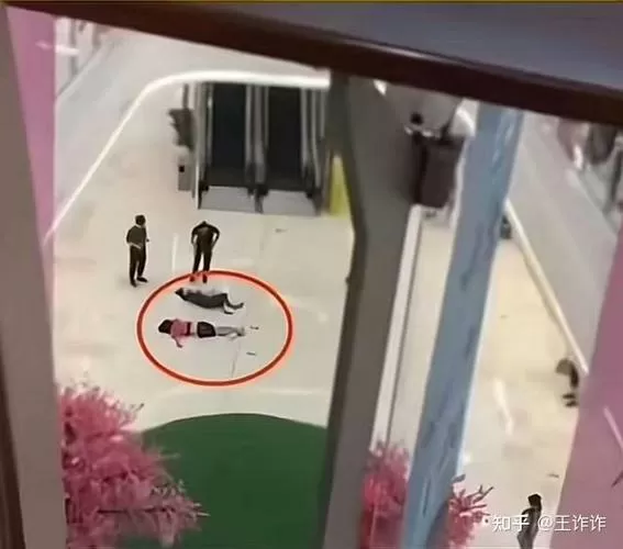 多名路人翻越护栏救轻生女子